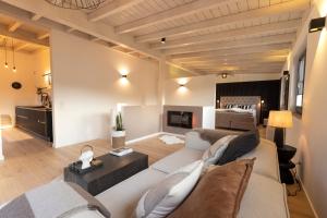 ein großes Wohnzimmer mit einem Sofa und einem Tisch in der Unterkunft LOFT19 Neu Design Luxus Maisonette Balkon für 2 Personen in Traben-Trarbach