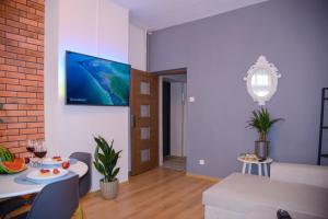 Telewizja i/lub zestaw kina domowego w obiekcie Maya's Flats & Resorts 19 & 20 - Ogarna
