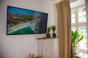 Telewizja i/lub zestaw kina domowego w obiekcie Maya's Flats & Resorts 19 & 20 - Ogarna