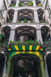 uma bandeira de arco-íris ao lado de um edifício em La Smorfia em Nápoles