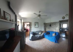 - un salon avec un canapé et un ventilateur de plafond dans l'établissement Montedivalli, à Montedivalli Chiesa