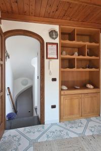 um quarto com uma porta de madeira e prateleiras em Luna Rossa em Minori