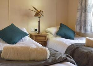 Postel nebo postele na pokoji v ubytování Lochhill Stable Lodge