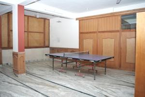 mesa de ping pong en una habitación con paredes de madera en The Hill Paradise, en Almora