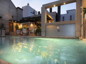 uma piscina no quintal de uma casa em Windsor Hotel em Córdoba