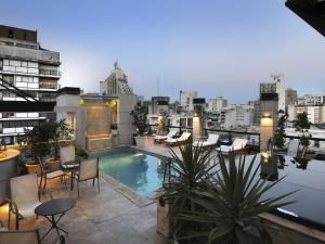 a rooftop patio with a swimming pool on a building at Windsor Hotel in Córdoba