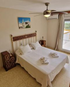 ein Schlafzimmer mit einem großen weißen Bett und einem Fenster in der Unterkunft Apartament Mia in Deltebre