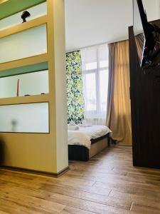 - une petite chambre avec un lit et une fenêtre dans l'établissement Old Batumi, à Batoumi