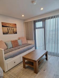 een kamer met een bed en een salontafel bij Donegal Luxury Pods in Gweedore
