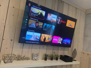TV a/nebo společenská místnost v ubytování Penzión Astoria