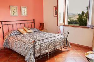sypialnia z łóżkiem w pokoju z oknem w obiekcie Helimos Bed&Breakfast Segesta Temple-Castellammare w mieście Calatafimi