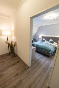 1 dormitorio con cama y espejo en Hökis-Zimmervermietung 7 en Brande-Hörnerkirchen