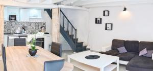 a living room with a couch and a table at Le Petit Prateau - à 800m du Zoo in Saint-Aignan