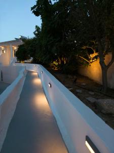 un chemin avec des lumières sur le côté du bâtiment dans l'établissement Feel Breeze, à Mykonos