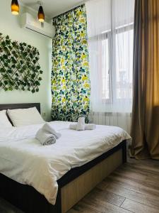 - une chambre avec un lit et une grande fenêtre dans l'établissement Old Batumi, à Batoumi