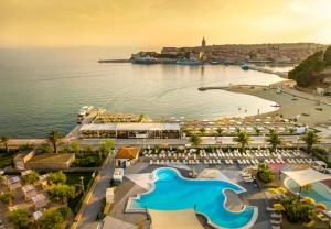 einem Luftblick auf ein Resort mit Pool und Meer in der Unterkunft APT. OLD TOWN in Rab