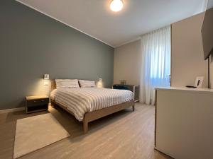 une chambre avec un lit, une commode et une fenêtre dans l'établissement Turums B&B, à Castellammare del Golfo