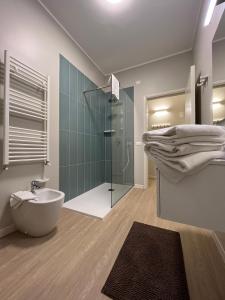 La salle de bains est pourvue d'une douche en verre et d'un lavabo. dans l'établissement Turums B&B, à Castellammare del Golfo
