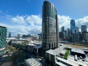 un edificio alto de cristal con una ciudad en el fondo en Astonishing Southbank Pearl Tower Residences near Crown Casino, en Melbourne