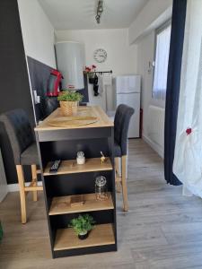- une petite cuisine avec une table et des chaises dans la chambre dans l'établissement Studio Guérande, à Guérande
