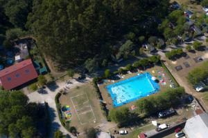 una vista aérea de una piscina en un parque en Kampaoh Río Miño, en A Guarda