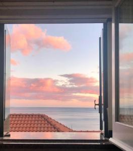 une fenêtre ouverte avec vue sur l'océan dans l'établissement Luna Rossa, à Minori