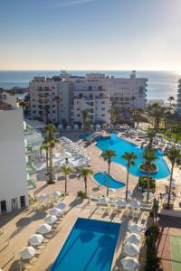 Bazén v ubytování Tsokkos Protaras Beach Hotel nebo v jeho okolí