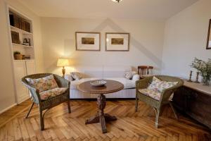 a living room with a couch and chairs and a table at Casona del Sol El Retorno I in Lastres