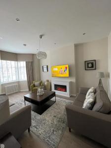 A seating area at Luxury 2 Bedroom Cottage