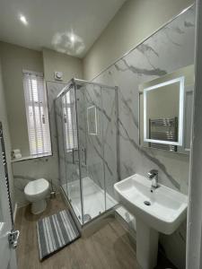 Koupelna v ubytování Luxury 2 Bedroom Cottage + 36 fotografií