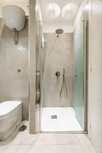 una doccia con porta in vetro in bagno di Casa Vacanze Santa Teresella 40 a Napoli