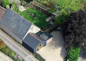 una vista aérea de un edificio con patio en Quirky Luxury Barn Sleeps 8, Pet Friendly en Calne