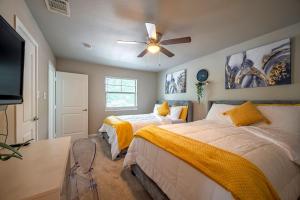 a bedroom with two beds and a ceiling fan at 2 Galleria Downtown 3BR-Free Parking in Houston