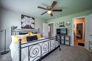 a bedroom with a bed and a ceiling fan at 2 Galleria Downtown 3BR-Free Parking in Houston