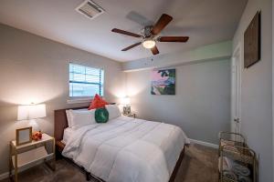 a bedroom with a bed and a ceiling fan at 2 Galleria Downtown 3BR Free Parking Summer Time in Houston