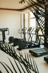 um quarto com várias bicicletas de exercício e uma janela em Van der Valk Hotel Eindhoven-Best em Best