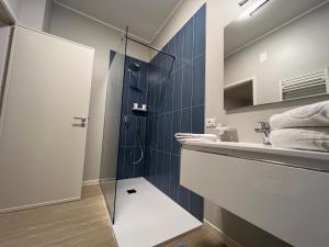La salle de bains est pourvue d'une douche et d'un lavabo. dans l'établissement Turums B&B, à Castellammare del Golfo