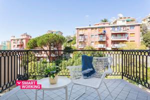 un patio con sedia e tavolo sul balcone di Shelley Apartments by Wonderful Italy a Genova