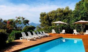 La alberca dentro o cerca de Belle location sur Lumio avec vue remarquable et jardin