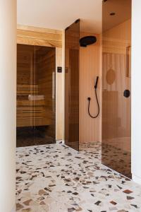 baño con ducha y puerta de cristal en Van der Valk Hotel Eindhoven-Best, en Best