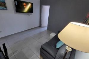 sala de estar con sofá y TV en Departamento de Categoria Torre Costanera Norte, Corrientes en Corrientes