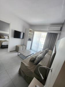 パゲラにあるDiamante Paguera Boutique Hotelのベッドルーム1室(ベッド1台付)、リビングルームが備わります。