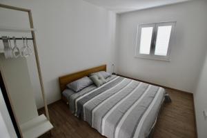 um quarto com uma cama e uma janela em Apartments Rita em Dolac