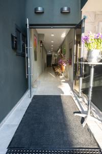 un corridoio di un edificio con un tappeto nero di R&M STUDIOS a Olympiakí Aktí