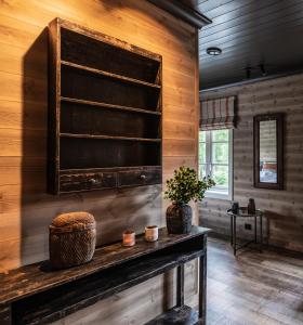 Habitación con pared de madera y estante. en Villa Vågå - by Classic Norway Hotels, en Vågåmo