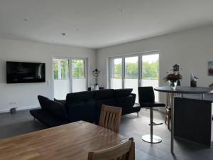 uma sala de estar com um sofá e uma mesa em Ferienhaus RELAX em Büsum