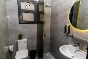 y baño con aseo, lavabo y espejo. en Porto Said Resort Rentals en Port Said