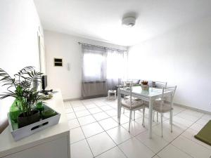 une cuisine et une salle à manger avec une table et des chaises dans l'établissement appartamento la torre, à Pietrasanta