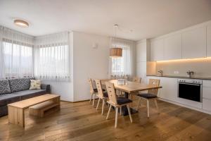 A kitchen or kitchenette at Residence Stefansdorf