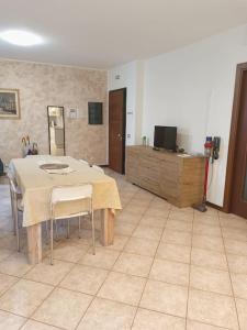 ein Esszimmer mit einem Tisch und Stühlen in einem Zimmer in der Unterkunft Casa vacanze Le Gardenie in Conegliano
